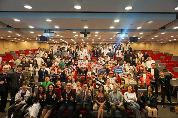 _Group photo of participating teams and judging panel at MeckUp Quest 2026